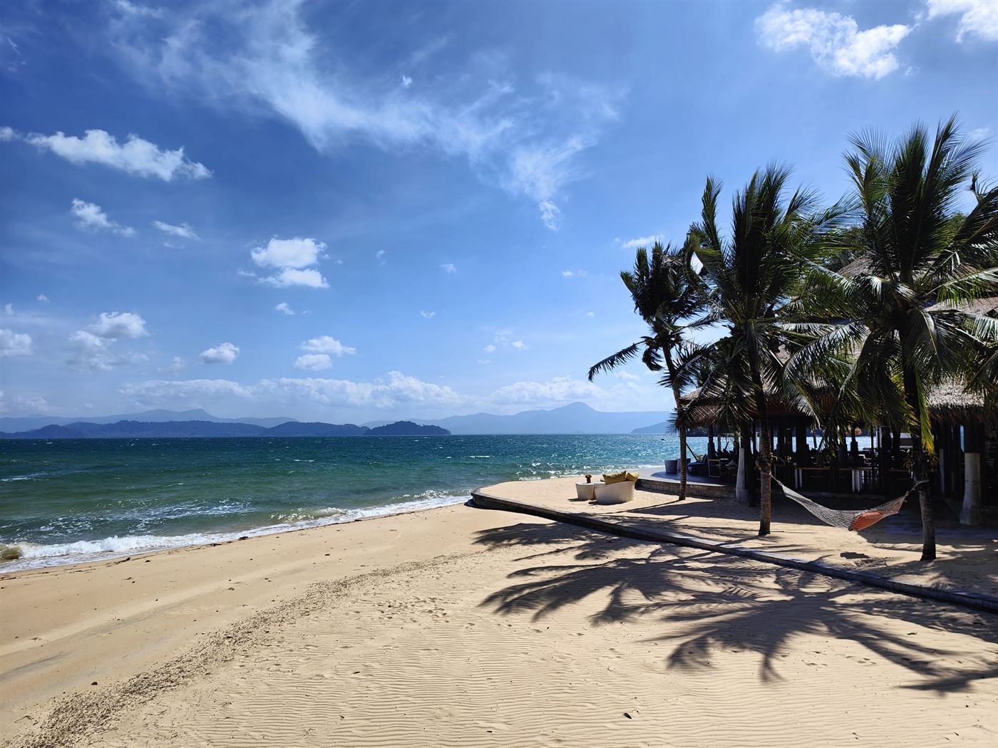 Einsamer Strand auf Koh Phayam mit Palmen und Hängematte